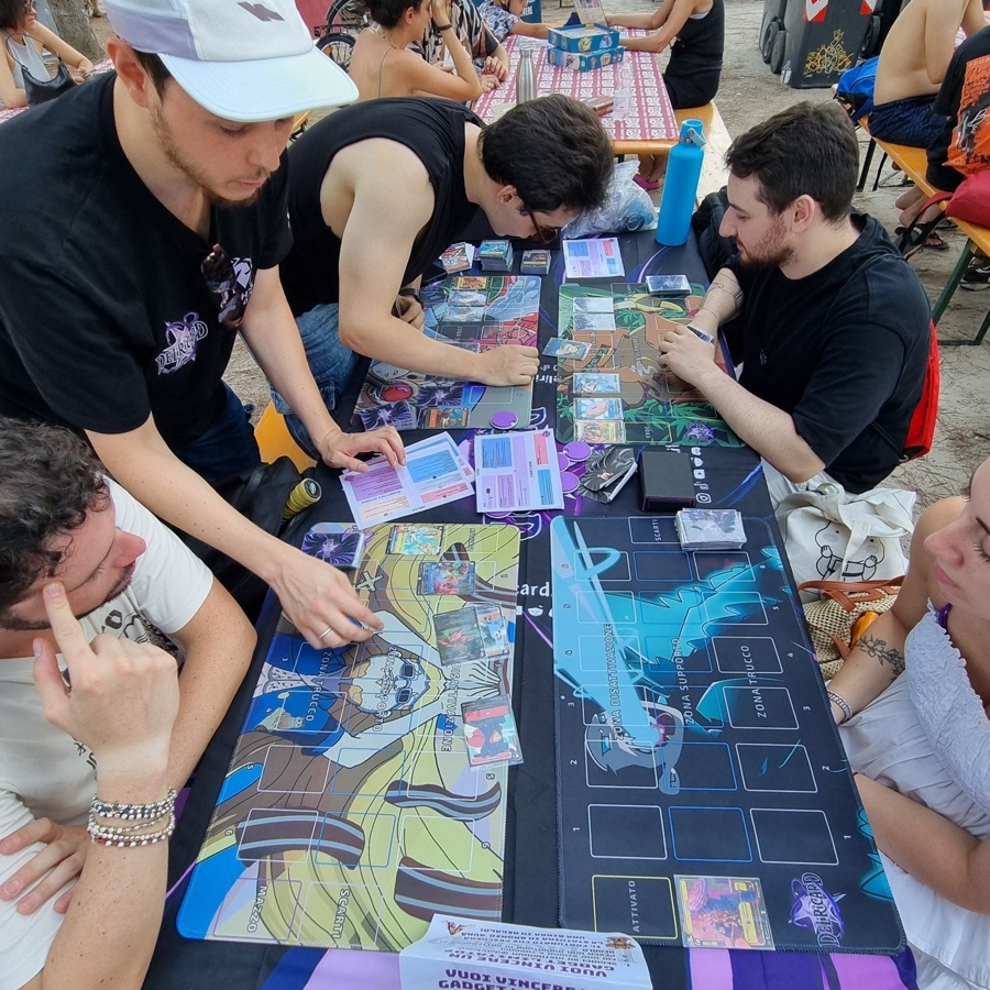 Deliricard al tavolo durante un evento